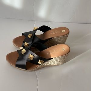 Sandal with brons design and heel hasnice desighn